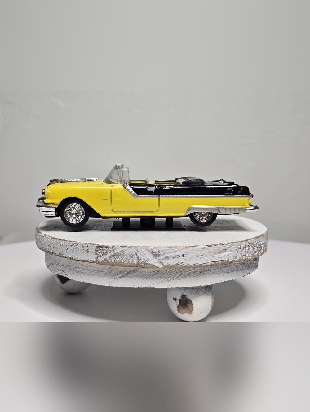 1955 Pontiac Starchief 1/43 Diecast Scale Model Car by NewRay China 2000